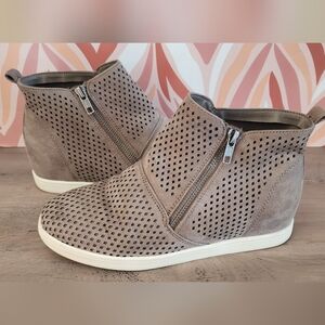 Art class wedges size 7